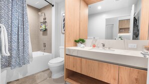 Studio Suite có thiết kế đặc trưng, 1 giường cỡ queen, không hút thuốc | Phòng tắm | Đồ dùng nhà tắm miễn phí, máy sấy tóc, khăn tắm, xà phòng 