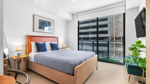Studio Suite có thiết kế đặc trưng, 1 giường cỡ queen, không hút thuốc | Bàn, khu vực làm việc phù hợp cho laptop, bàn ủi/dụng cụ ủi quần áo 