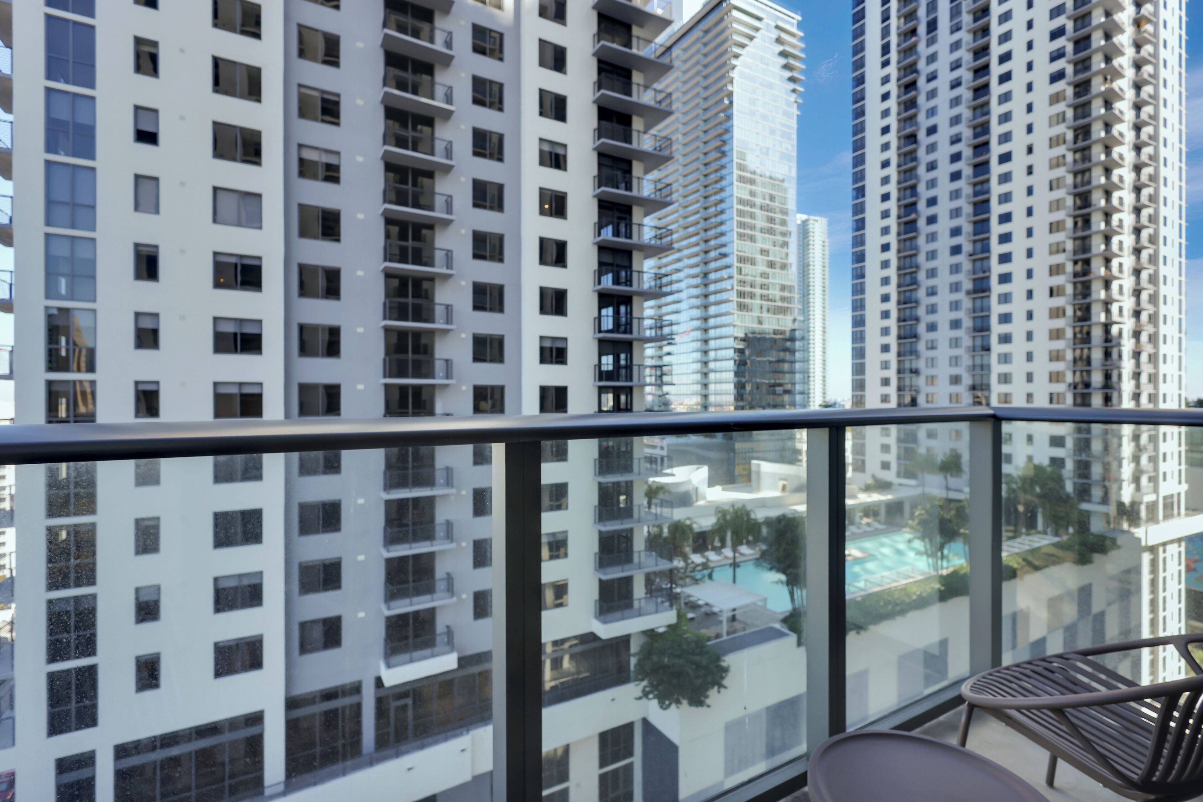 Un edificio alto con varios pisos, ventanas grandes y balcones.
