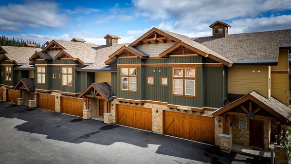 A row of modern, multi-story houses with large windows and wooden garage doors. - Spacious family ski in/ski out retreat with private hot tub (Beaverdell)