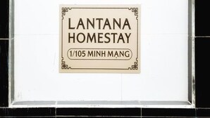 A sign for 'LANTANA HOMESTAY' with the address '1/105 MINH MANG'.