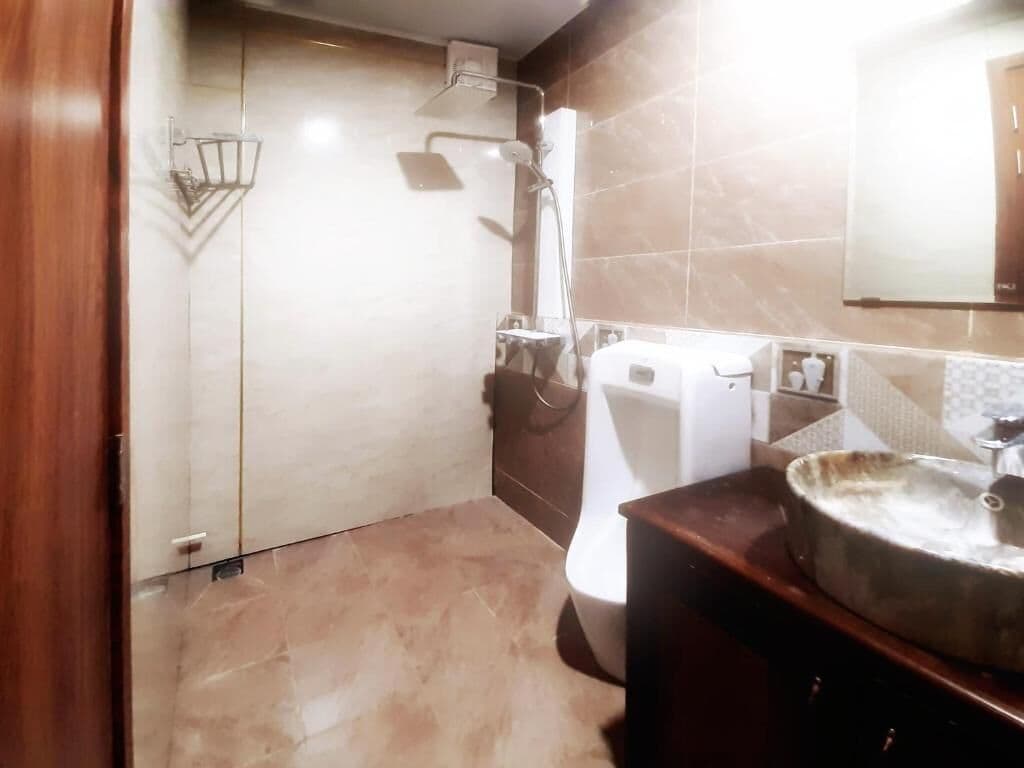 Un baño con inodoro, lavamanos y ducha.
