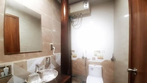 Quadrupla familiare, 2 letti queen | Bagno | Set di cortesia gratuito, asciugacapelli, asciugamani, sapone
