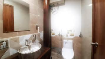 Family Quadruple Room, 2 Queen Beds | Bathroom