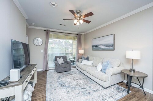 Charming Coastal Condo Minutes from the Beach and Charleston
