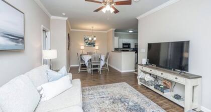Charming Coastal Condo Minutes from the Beach and Charleston