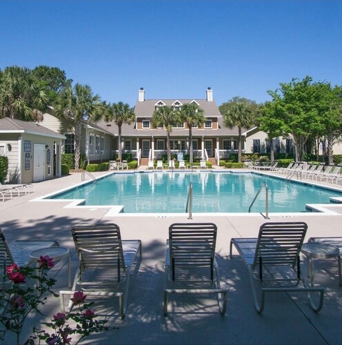 Charming Coastal Condo Minutes from the Beach and Charleston