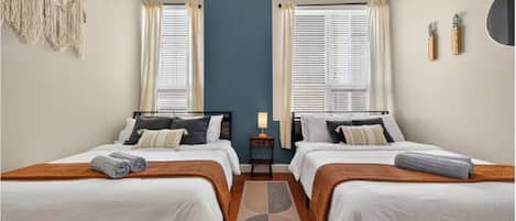 Tabla de planchar con plancha, wifi y ropa de cama