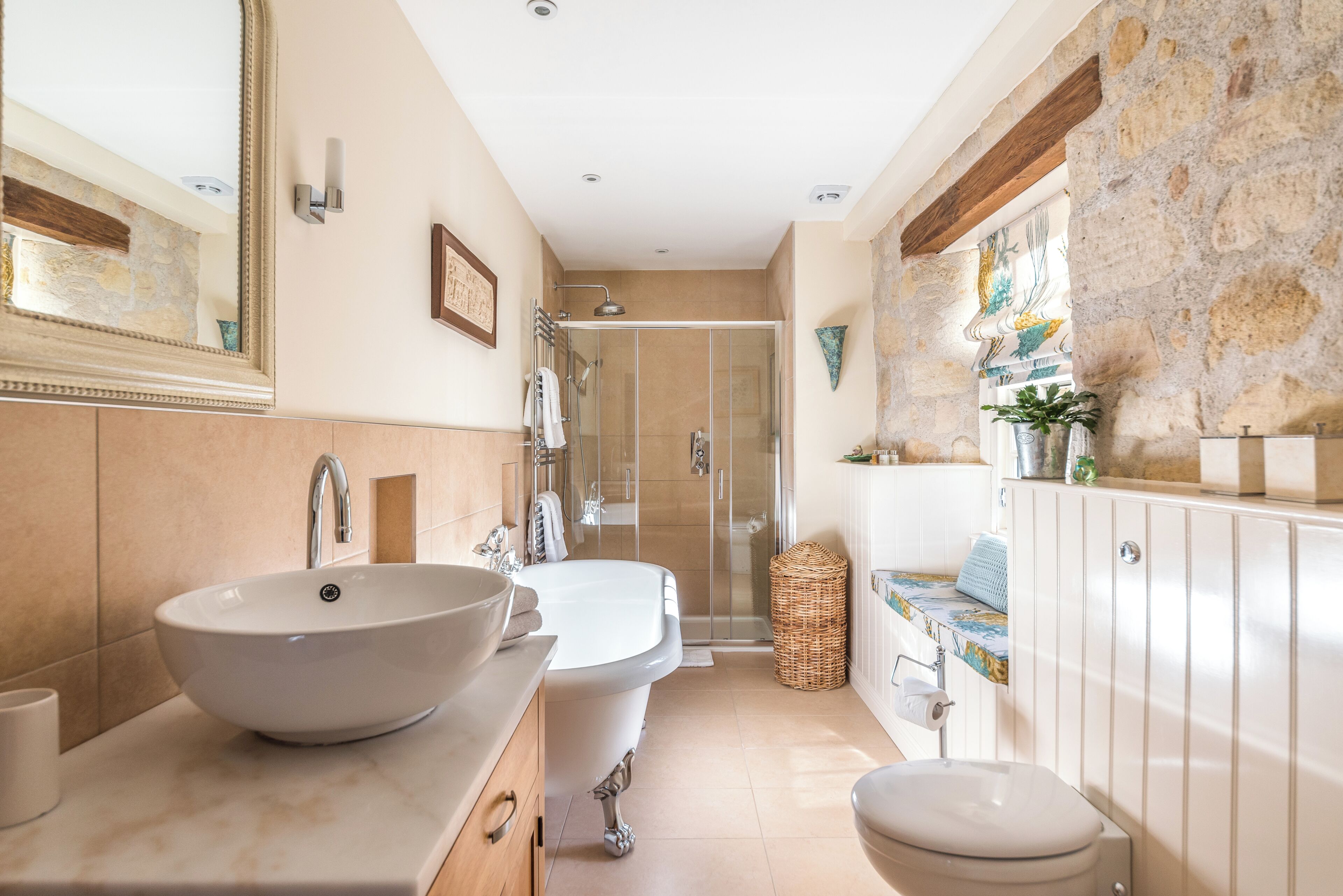 Une salle de bain moderne avec un grand lavabo, des toilettes et un espace douche.