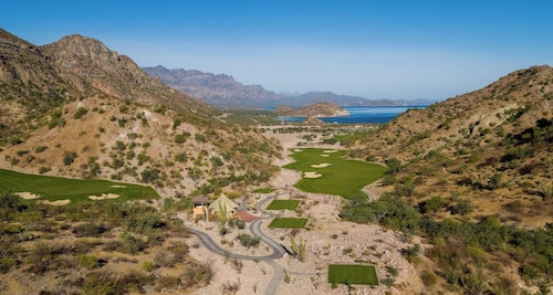 Secluded luxury 3 bedroom suite resort
