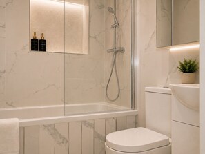 Bathroom - Spacious 3 Bedroom Home - Near Etihad & City Centre - Sleeps 8 - PS5 (Manchester)