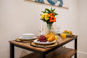 Dining - Spacious 3 Bedroom Home - Near Etihad & City Centre - Sleeps 8 - PS5 (Manchester)