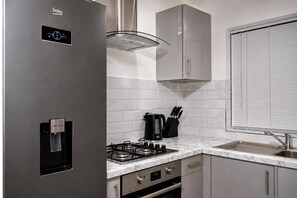 Private kitchen - Spacious 3 Bedroom Home - Near Etihad & City Centre - Sleeps 8 - PS5 (Manchester)