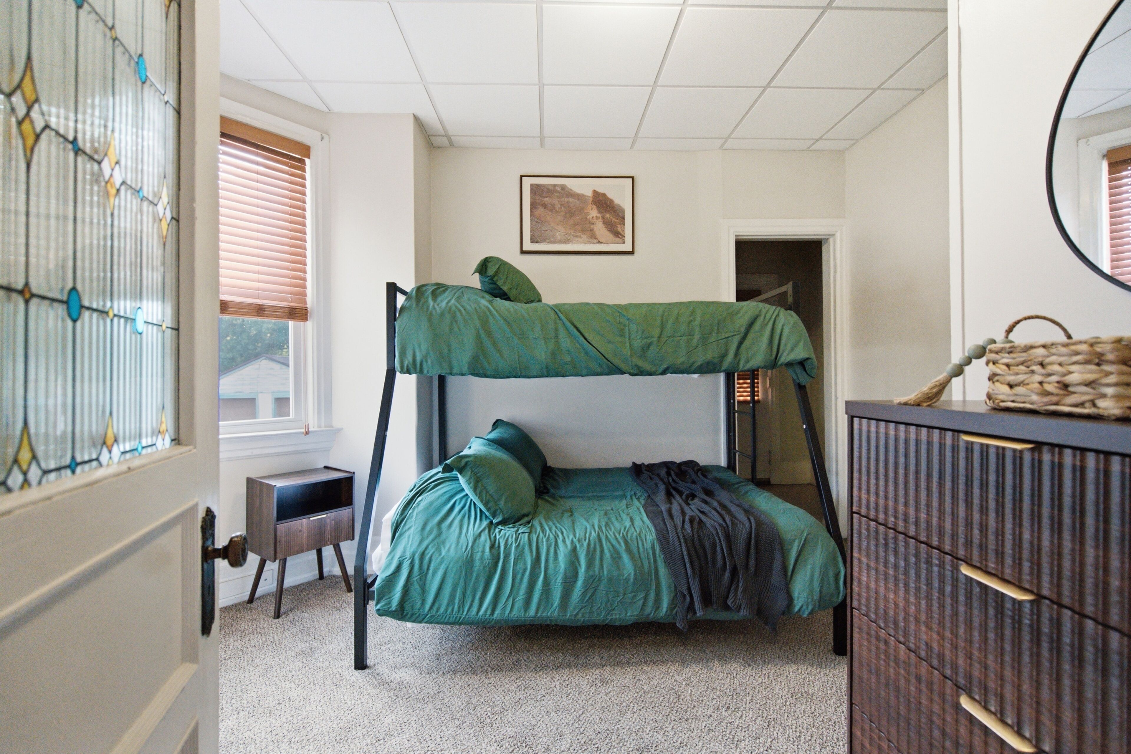 Iron/ironing board, internet, bed sheets