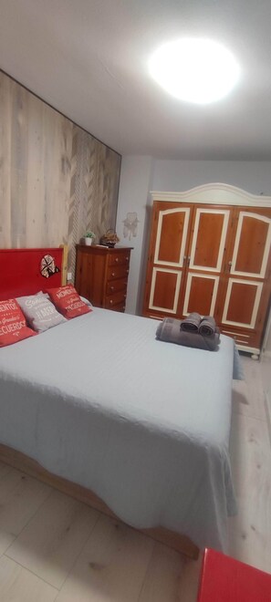 A bedroom with a bed, a wardrobe, and a dresser. - Carlina Canfranc (Canfranc-Estación)