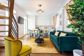 Living area - Vrbo Property (Paris)