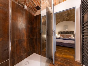 Bathroom - Vrbo Property (Paris)