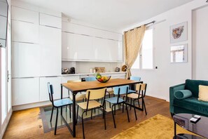 Dining - Vrbo Property (Paris)
