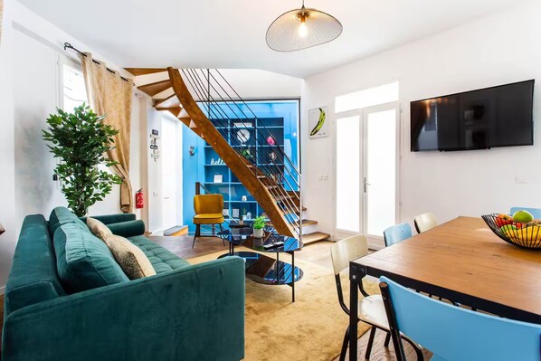 Living area - Vrbo Property (Paris)