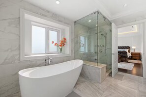 Bathroom - Luxury 5BR Retreat - 5BR • Only 7 Years Old • Deck (Vancouver)