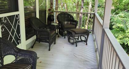 KLYDES STELZENHAUS - Your Family River Tubing Camp in charming Helen. Sleeps 8!