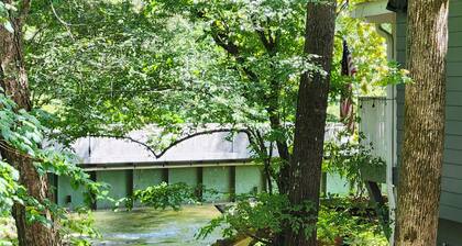 KLYDES STELZENHAUS - Your Family River Tubing Camp in charming Helen. Sleeps 8!