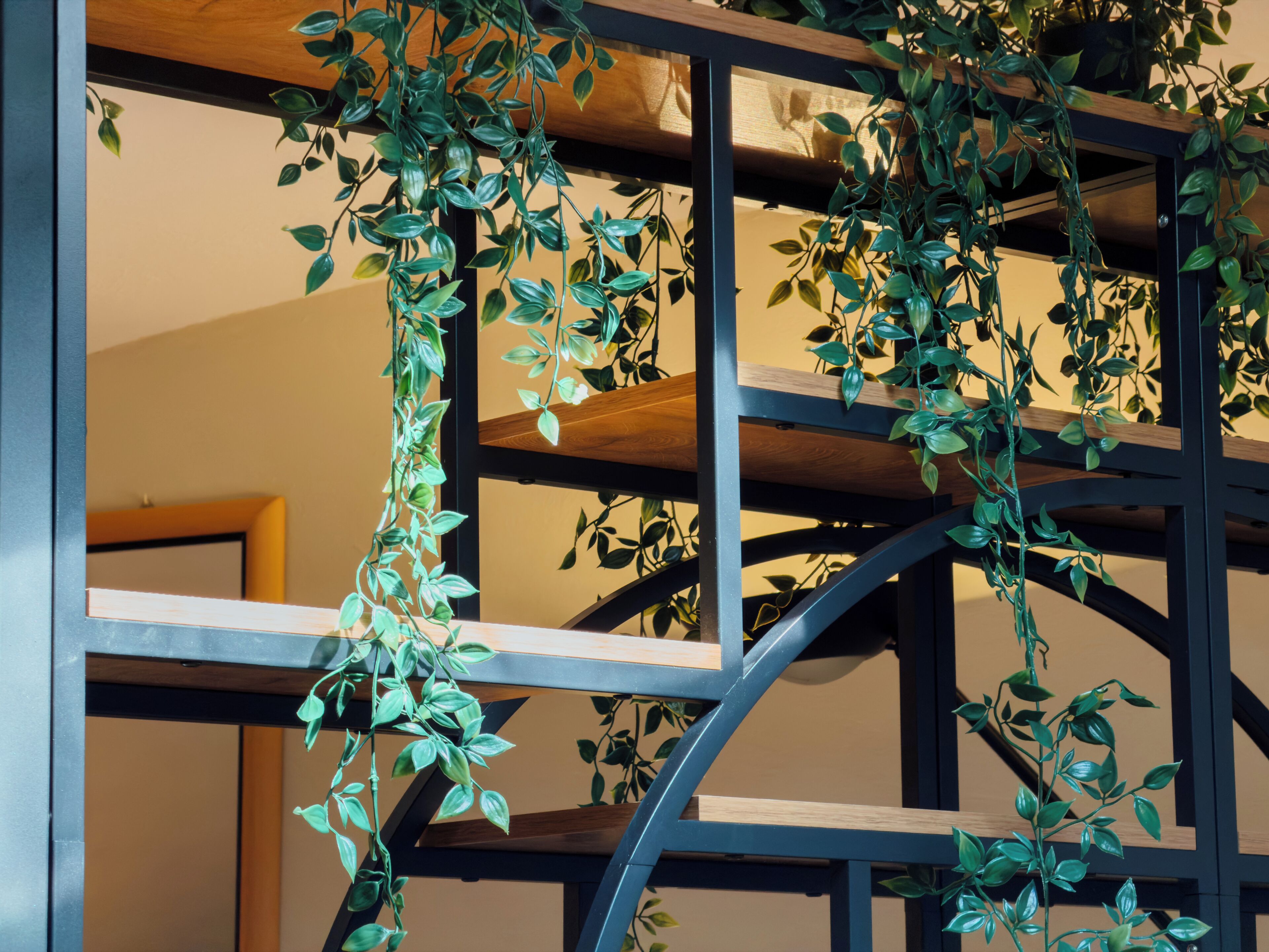 Una stanza con soffitto in legno e struttura a telaio metallico con finestre.
