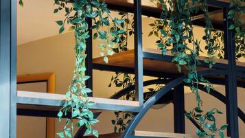 Una stanza con soffitto in legno e struttura a telaio metallico con finestre.