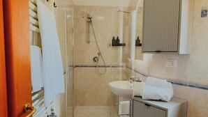 Douche, séchoir à cheveux, bidet, serviettes fournies