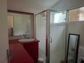 Bathroom - Vrbo Property (Gourbeyre)