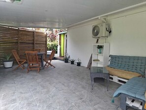 Outdoor dining - Vrbo Property (Gourbeyre)