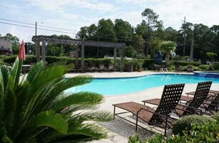 Una piscina al aire libre de temporada