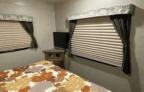 Room - Modern Camper with Kitchen, Shower & A/C in Lake George (Lake George)