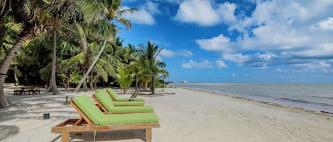 En la playa, playa de arena blanca y camas de playa gratuitas