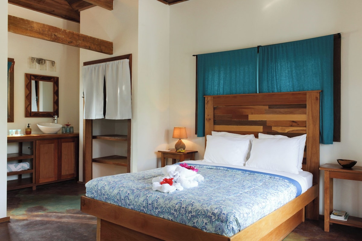 In-room safe, laptop workspace, blackout curtains, soundproofing