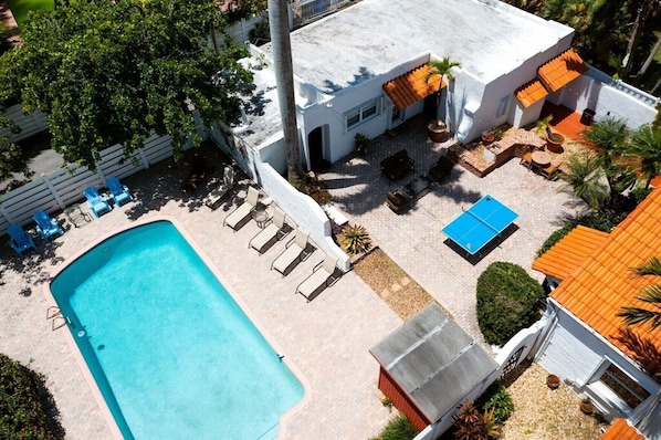 A residential property with a swimming pool, outdoor seating, and a tennis court. - Private Mansion - Pool - Mins to Beach (Hollywood)