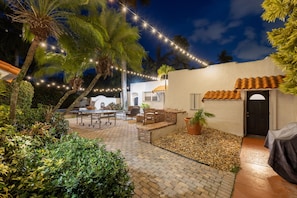 Outdoor dining - Private Mansion - Pool - Mins to Beach (Hollywood)