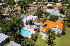An aerial view of a residential area with a swimming pool, palm trees, and houses with orange roofs. - Private Mansion - Pool - Mins to Beach (Hollywood)