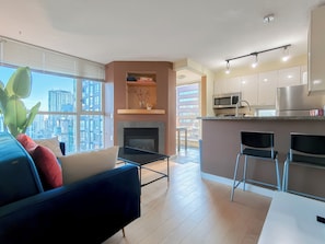 Un appartement moderne comprenant un salon, une cuisine et un balcon.
