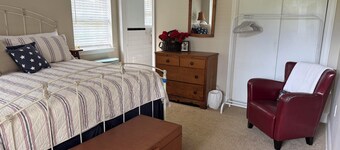 Private apartment in quiet Athens neighborhood. Walk to UGA sports and campus.