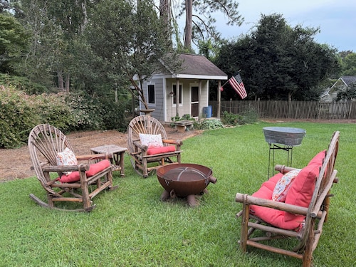 Private apartment in quiet Athens neighborhood. Walk to UGA sports and campus.