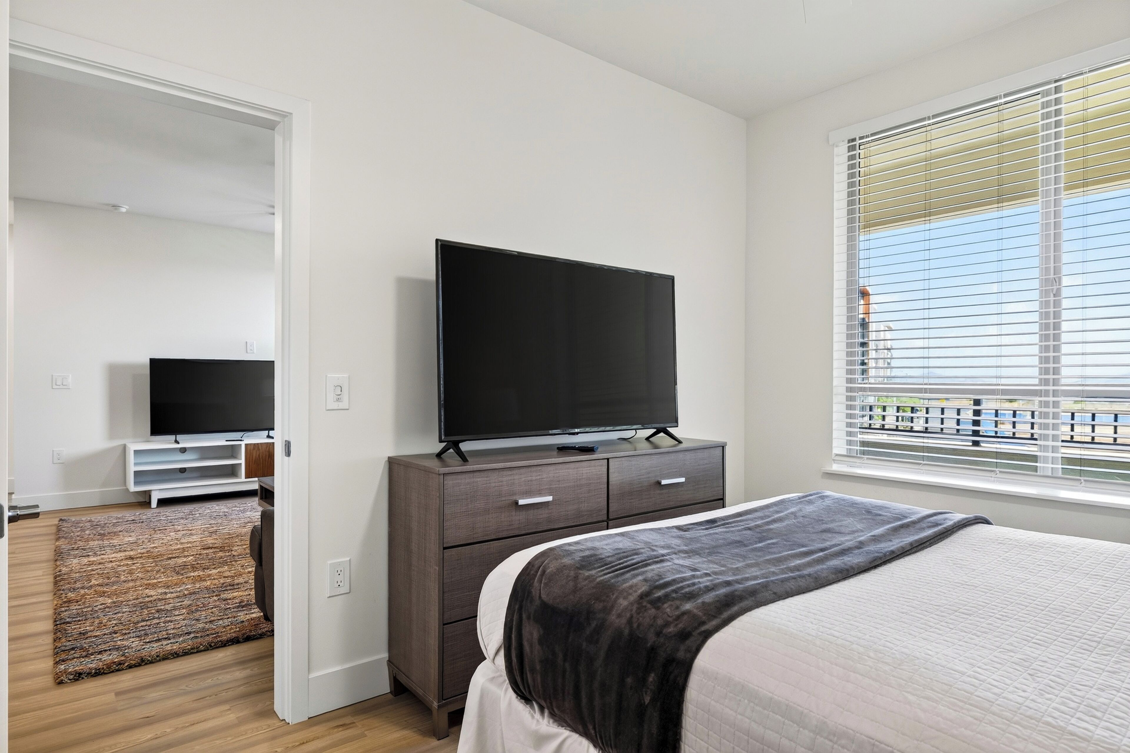 Appartement, 2 slaapkamers, balkon | Een laptopwerkplek, een strijkplank/strijkijzer, gratis wifi