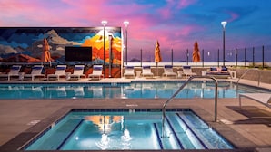 Outdoor spa tub - The Azur by AvantStay (Phoenix)