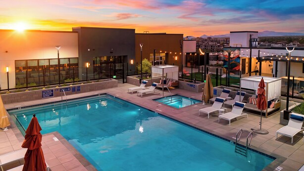 Outdoor pool, open 7:00 AM to 10:00 PM, sun loungers - The Azur by AvantStay (Phoenix)