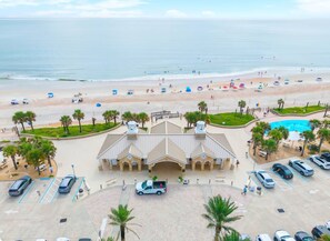 Ein Strandhotel mit Swimmingpool, Parkplatz und direktem Zugang zum Strand.