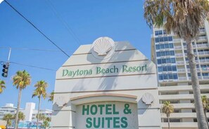 Schild für das Daytona Beach Resort mit einer Muscheln-Logo und Schriftzug, der Hotel und Suiten anzeigt.