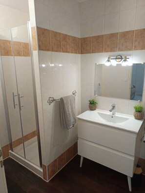 Bathroom - Vrbo Property (Duras)