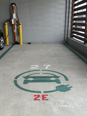 Un aparcament amb el símbol d'accessibilitat per a persones amb mobilitat reduïda i el número 27.