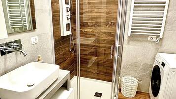 Douche, sèche-cheveux, bidet, serviettes fournies