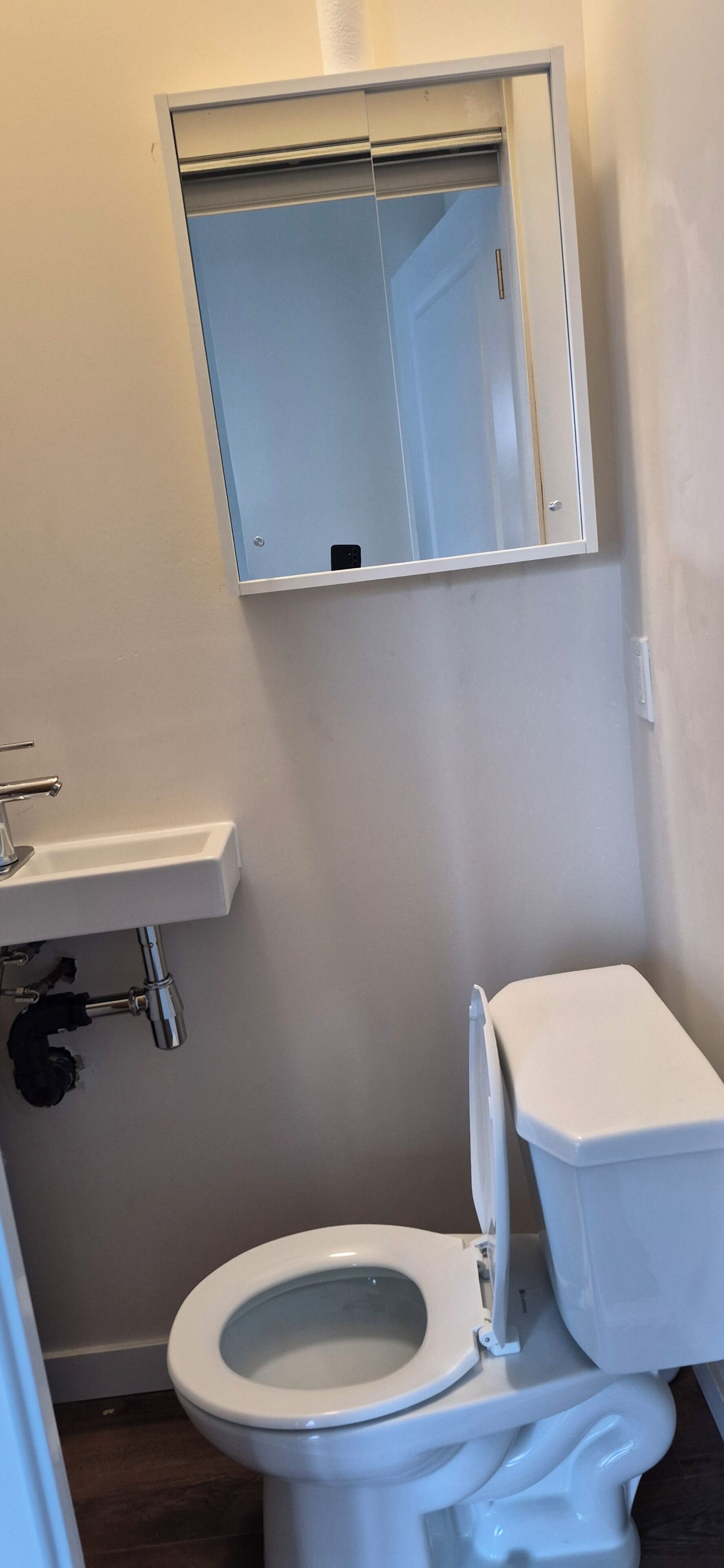 Sèche-cheveux, serviettes fournies, savon, papier toilette